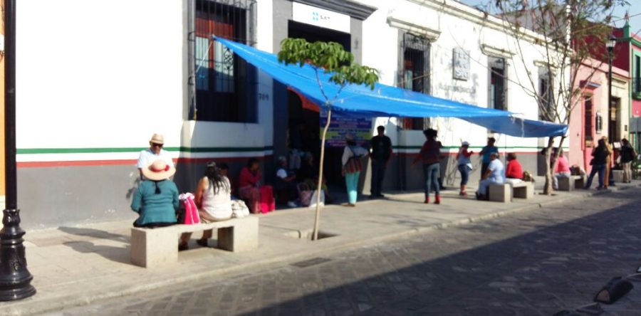 Jubilados de la S-22 protestan en el SAT