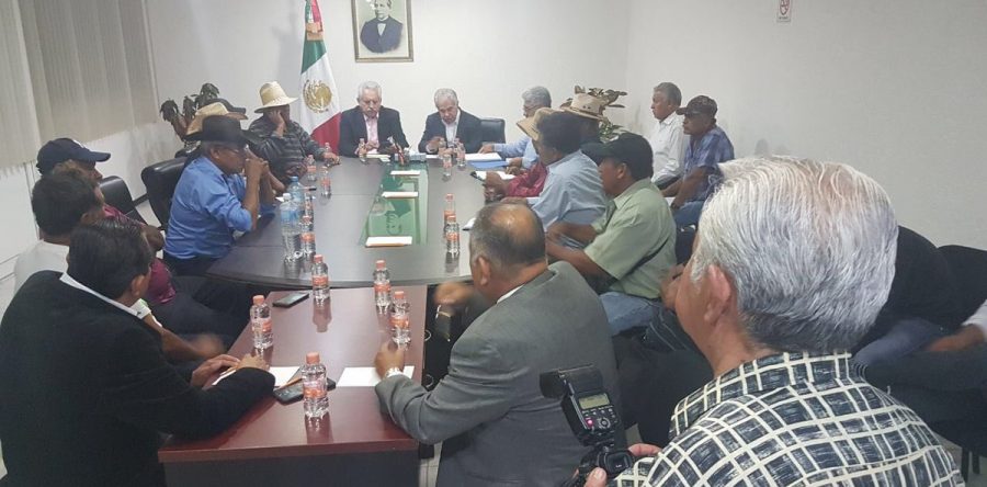 Se enfrentan trabajadores de gobierno con pobladores de Teojomulco