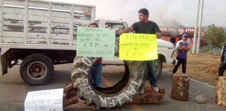 Mezcaleros bloquean la carretera al Istmo