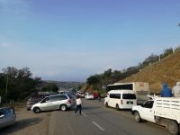 Con bloqueo le exigen a Leonardo Díaz recursos y obras
