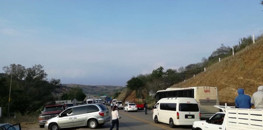 Con bloqueo le exigen a Leonardo Díaz recursos y obras