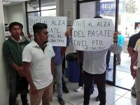 Estudiantes de la UABJO rechazan el incremento del pasaje en Salina Cruz
