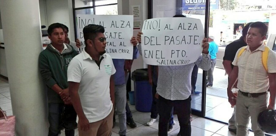 Estudiantes de la UABJO rechazan el incremento del pasaje en Salina Cruz