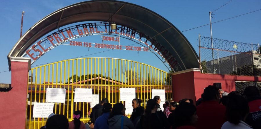 Alumnos de la primaria Tierra y Libertad toman clases en la calle