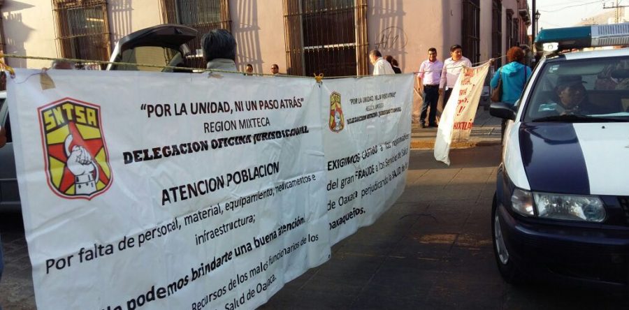 Trabajadores de Salud de la Mixteca se movilizan en sus oficinas