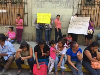 Desplazados de la Villa de Zaachila protestan en Palacio de Gobierno