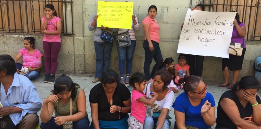 Desplazados de la Villa de Zaachila protestan en Palacio de Gobierno