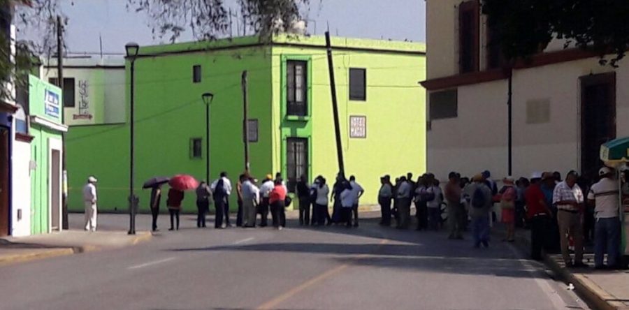 Jubilados de la S-22 bloquean Calzada de la República
