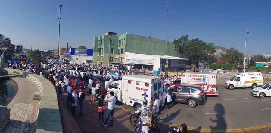 Marchan médicos en Oaxaca y el País