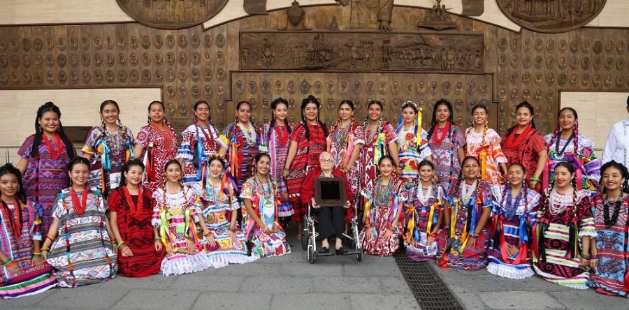 Reconoce IEEPO trayectoria de la maestra Paulina Solís