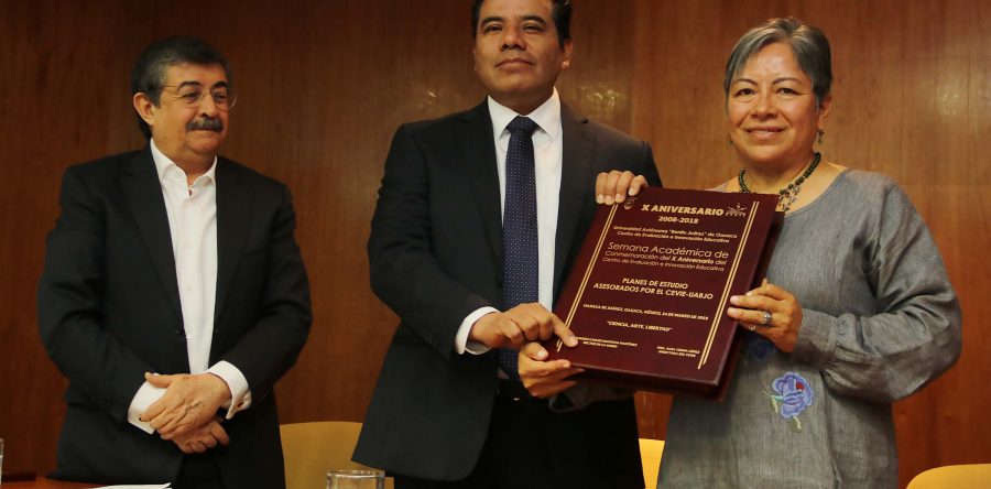 Exhorta Rector de UABJO a universitarios a mantener el pensamiento crítico