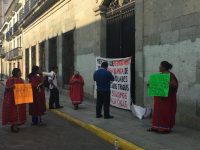Triquis protestan en Palacio de Gobierno