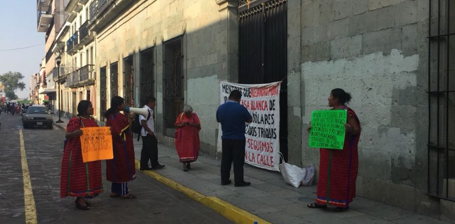 Triquis protestan en Palacio de Gobierno