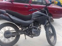 Detiene Policía Estatal a tres personas y recupera motocicleta