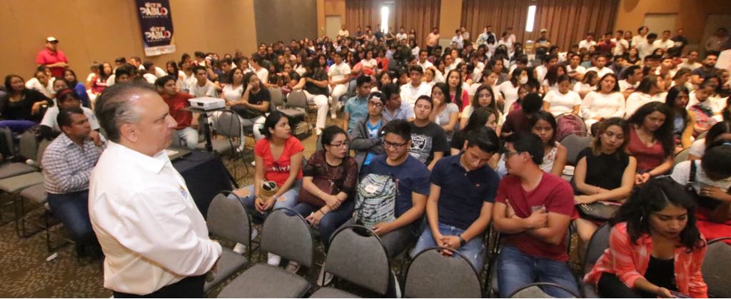 Debate Héctor Pablo sus propuestas  con alumnos de la UABJO