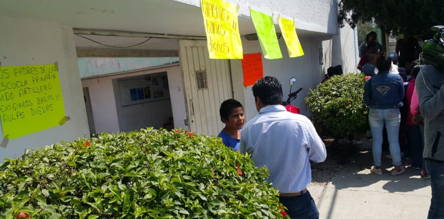 Con protesta en IOCIFED padres de familia piden construcción de baños