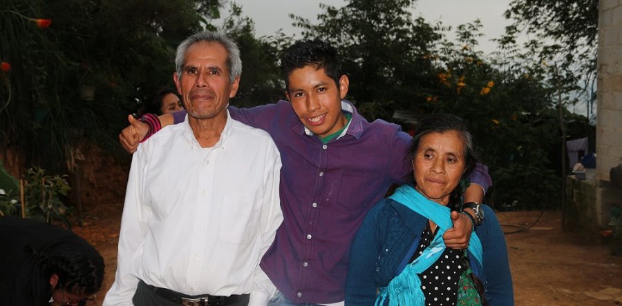 En Santiago Texcalcingo, joven superó el cáncer y mediante cursos del Icapet ahora es emprendedor