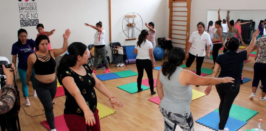 Muestran a mujeres cómo realizar ejercicio durante el embarazo