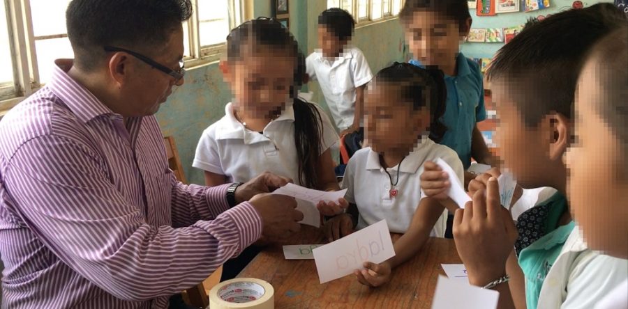 Profesor Gamaliel fomenta la lectura en las aulas