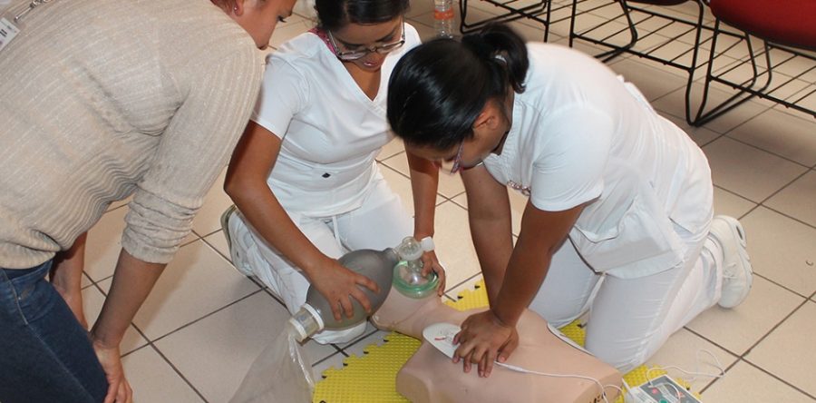 Se capacitan médicos y paramédicos del Hospital “Aurelio Valdivieso” en técnicas de soporte vital básico