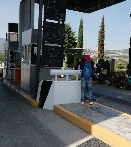 Toman normalistas  caseta y piden cooperación voluntaria