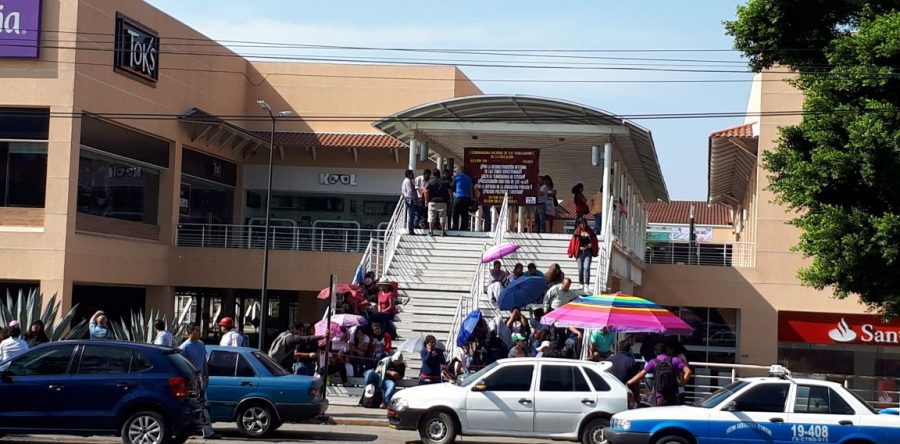 Toman profesores centros comerciales y dependencias estatales