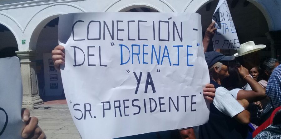Atienden a colonos enfurecidos por falta de obras