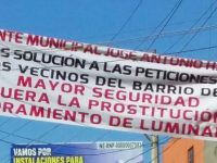 Colocan lonas para recordar a las autoridades de Oaxaca compromiso con Barrio de las Chinas