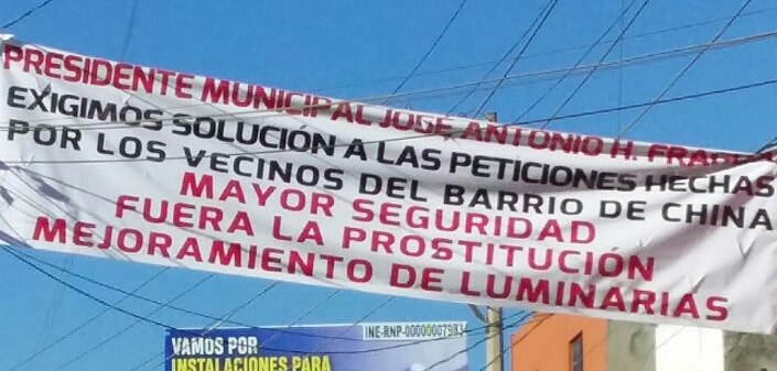 Colocan lonas para recordar a las autoridades de Oaxaca compromiso con Barrio de las Chinas