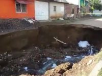 Genera preocupación socavón en San Antonio de la Cal; autoridades hacen mutis