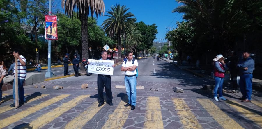 Protestan vecinos del Barrio  Xochimilco ante instalación de OXXO