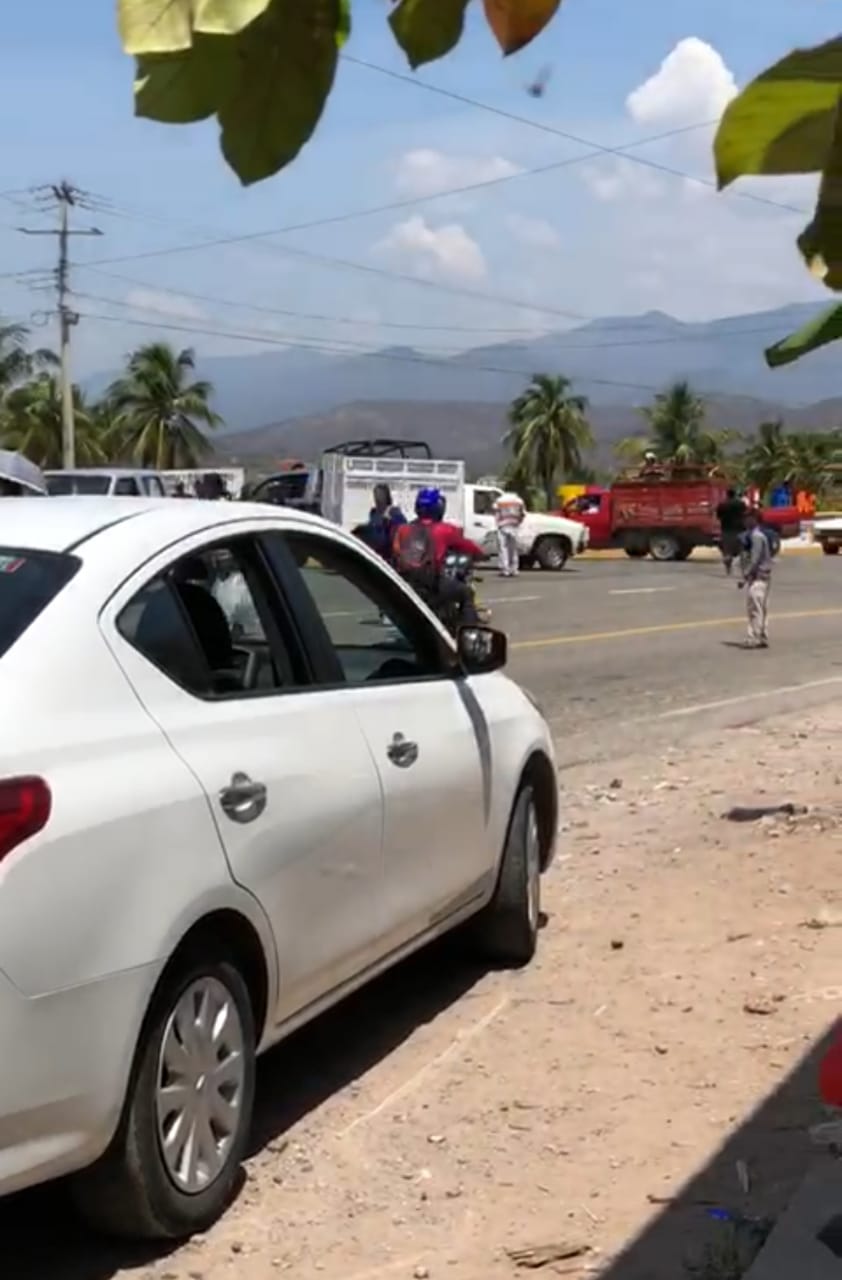 Bloquean carretera para exigir salida de comandante policíaco