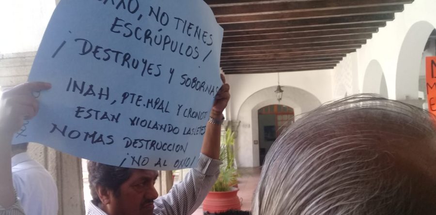 Protestan en el Ayuntamiento por la construcción de un OXXO