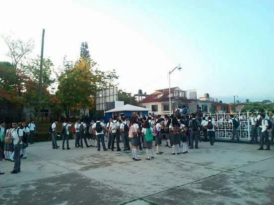 Protestan estudiantes del CBTIS 31 por falta de agua
