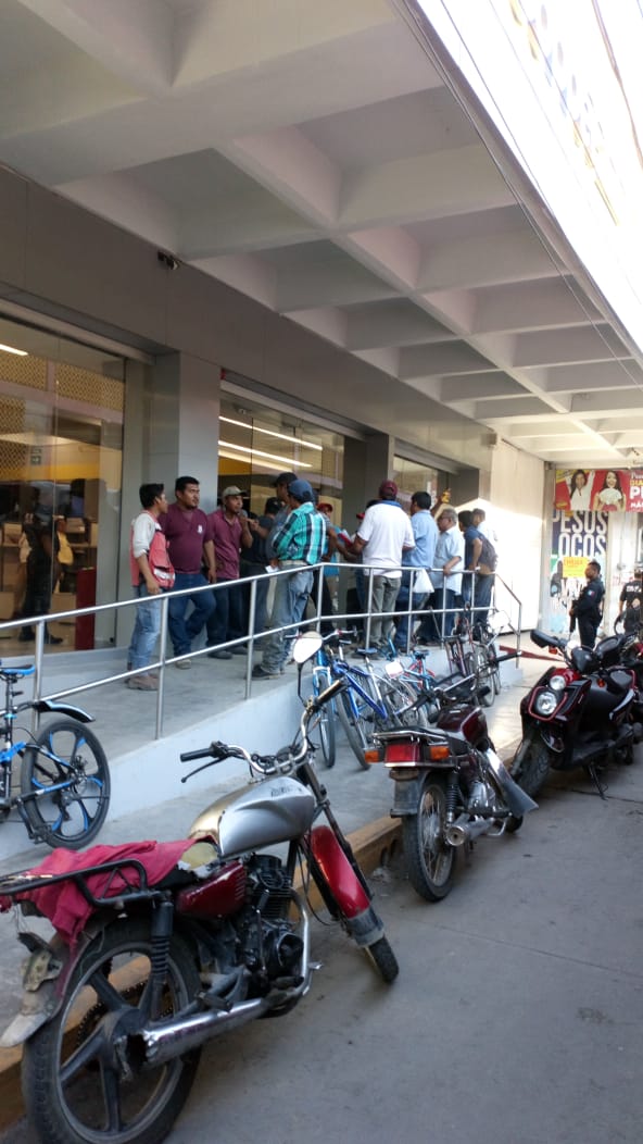 Protestan en COPPEL Juchitán por adeudo a trabajadores