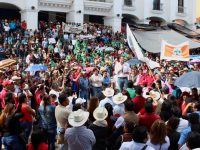 Las calles de Huautla de Jiménez, un río humano en apoyo a Raúl Bolaños Cacho Cué