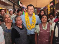 Arroparon comerciantes del mercado 20 de Noviembre a su candidato Samuel Gurrión