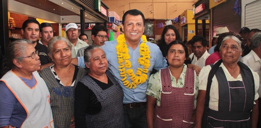 Arroparon comerciantes del mercado 20 de Noviembre a su candidato Samuel Gurrión