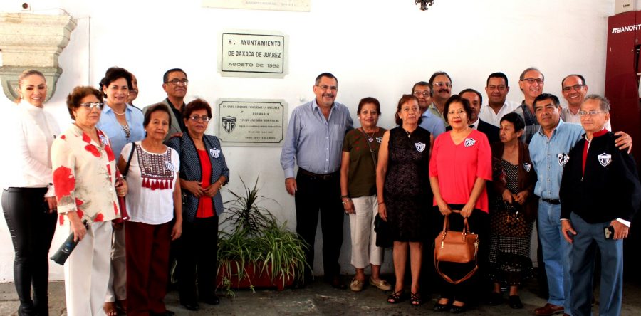 Develan placa en honor a la Escuela Primaria “Juan Jacobo Rousseau”