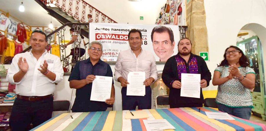 Recibe Oswaldo García respaldo de los artesanos de Oaxaca de Juárez