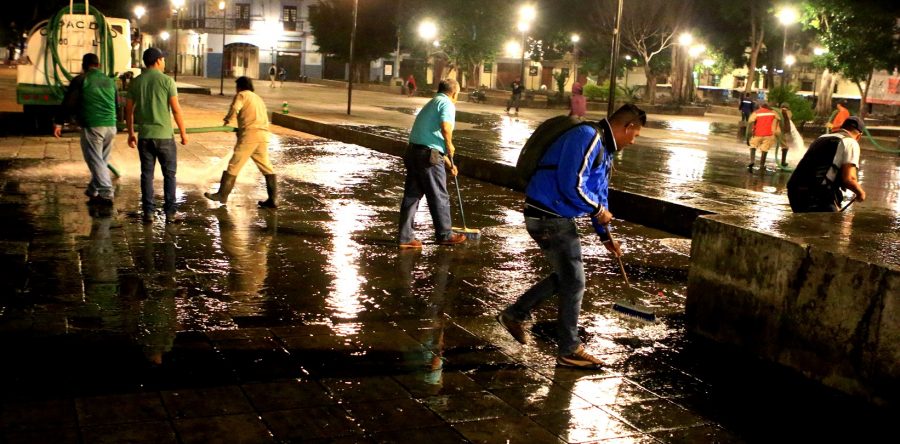 Lavan zócalo y Alameda de León