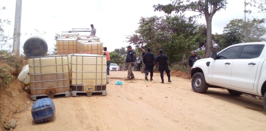 Localizan contenedores con alrededor de 3 mil litros de hidrocarburo en el Istmo