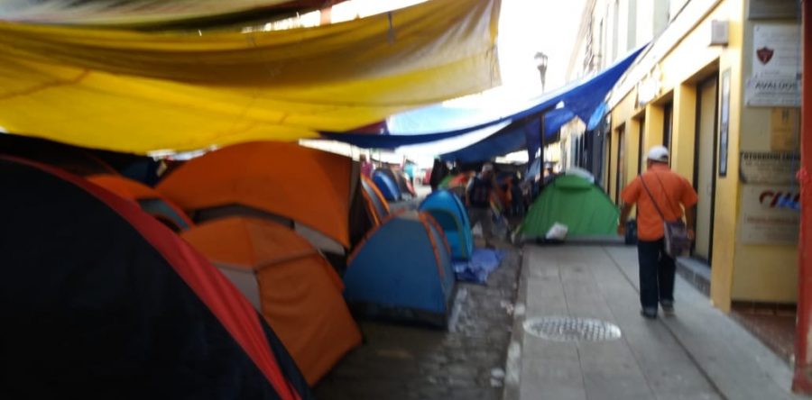 Reanudarán maestros bloqueos en terminal de autobuses y aérea