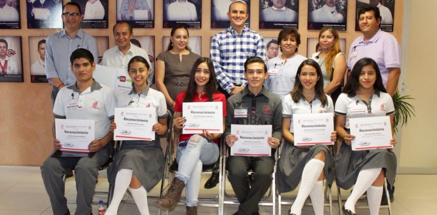 Reconoce Cobao a estudiantes destacados