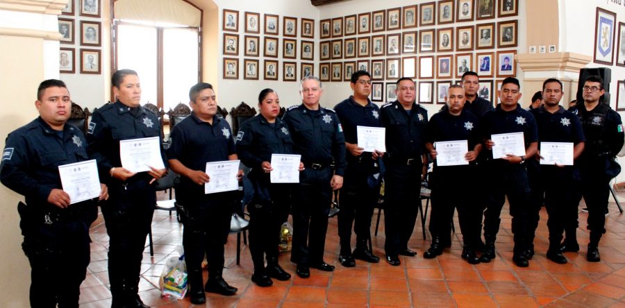 Reconocen labor de 21 policías de Oaxaca de Juárez