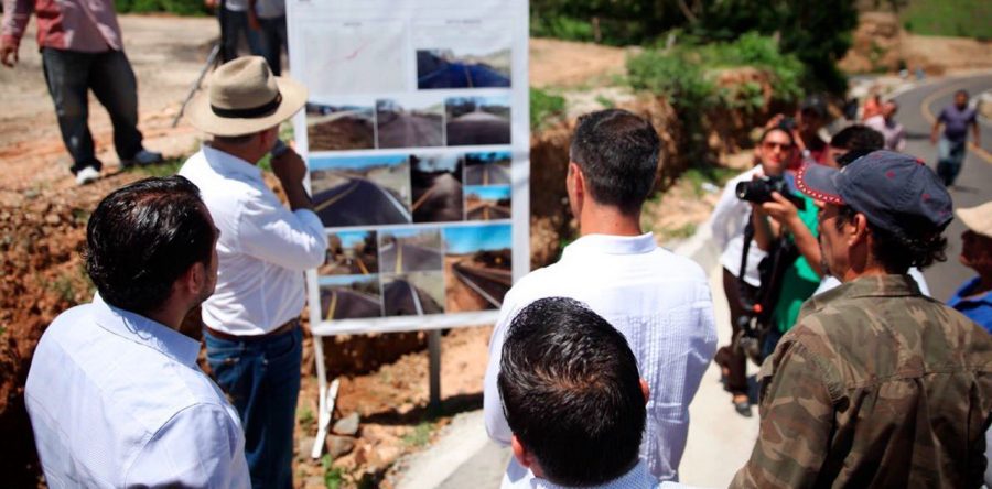 Supervisan trabajos del camino Concovado- Apango en la costa oaxaqueña