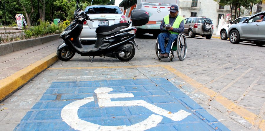 Vigilancia permanente para respetar cajones de estacionamiento; levantan 60 infracciones