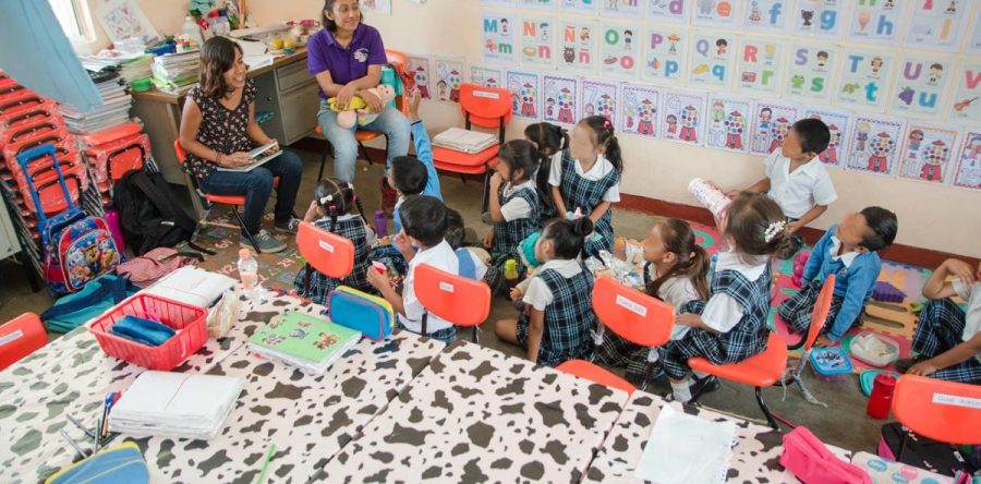 Visitan voluntarios de “Seguimos Leyendo” a preescolares oaxaqueños