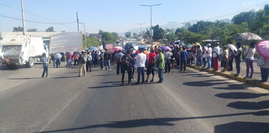 Continúa bloqueo en accesos del tiradero municipal en Zaachila; manifestantes se retiran de la carretera Federal  175