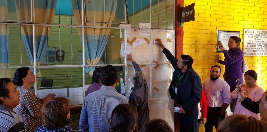 Retiran sellos de la escuela España en favor de directora